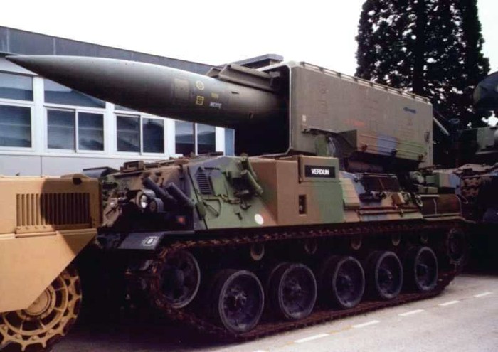 Hệ thống tên lửa đạn đạo chiến thuật Pluton của quân đội Pháp.